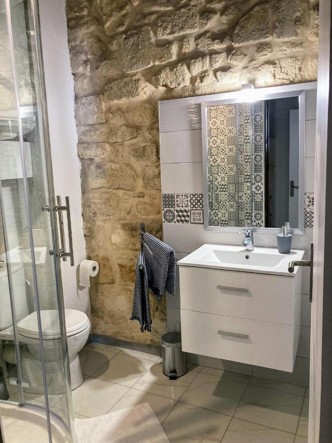 Immeuble 3 Apparts Centre Historique St Gilles Maisoncarreeconciergerie Saint-Gilles  Exteriör bild