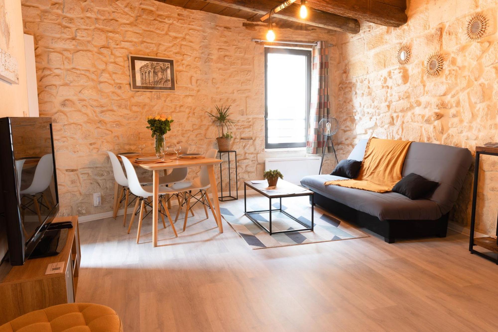 Immeuble 3 Apparts Centre Historique St Gilles Maisoncarreeconciergerie Saint-Gilles  Exteriör bild