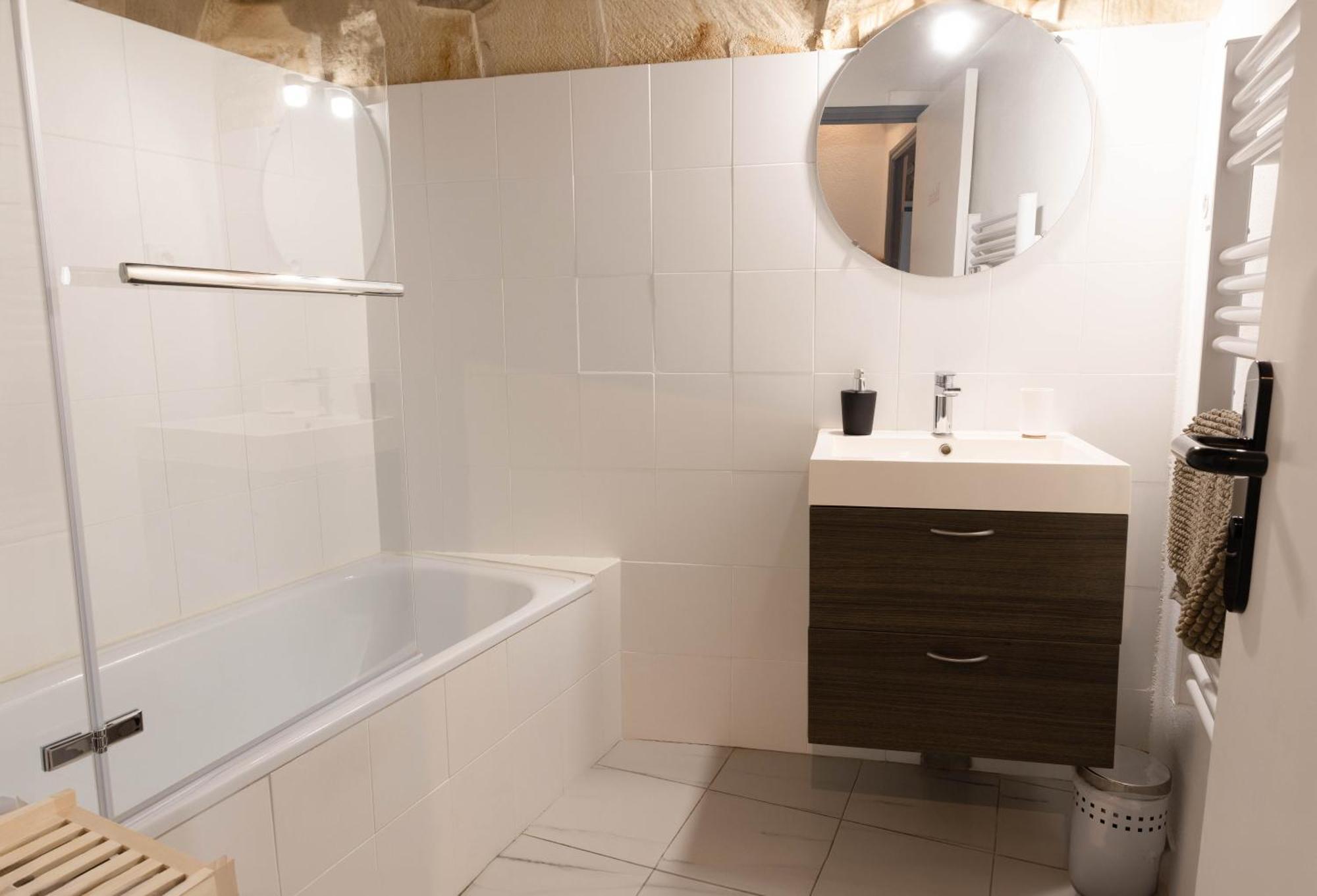 Immeuble 3 Apparts Centre Historique St Gilles Maisoncarreeconciergerie Saint-Gilles  Exteriör bild