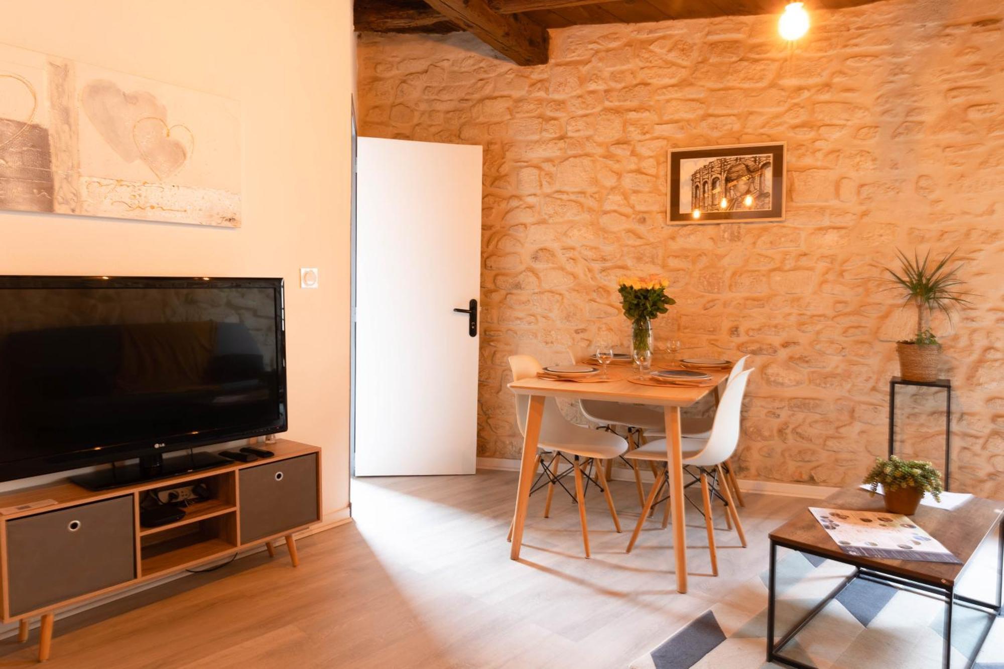 Immeuble 3 Apparts Centre Historique St Gilles Maisoncarreeconciergerie Saint-Gilles  Exteriör bild