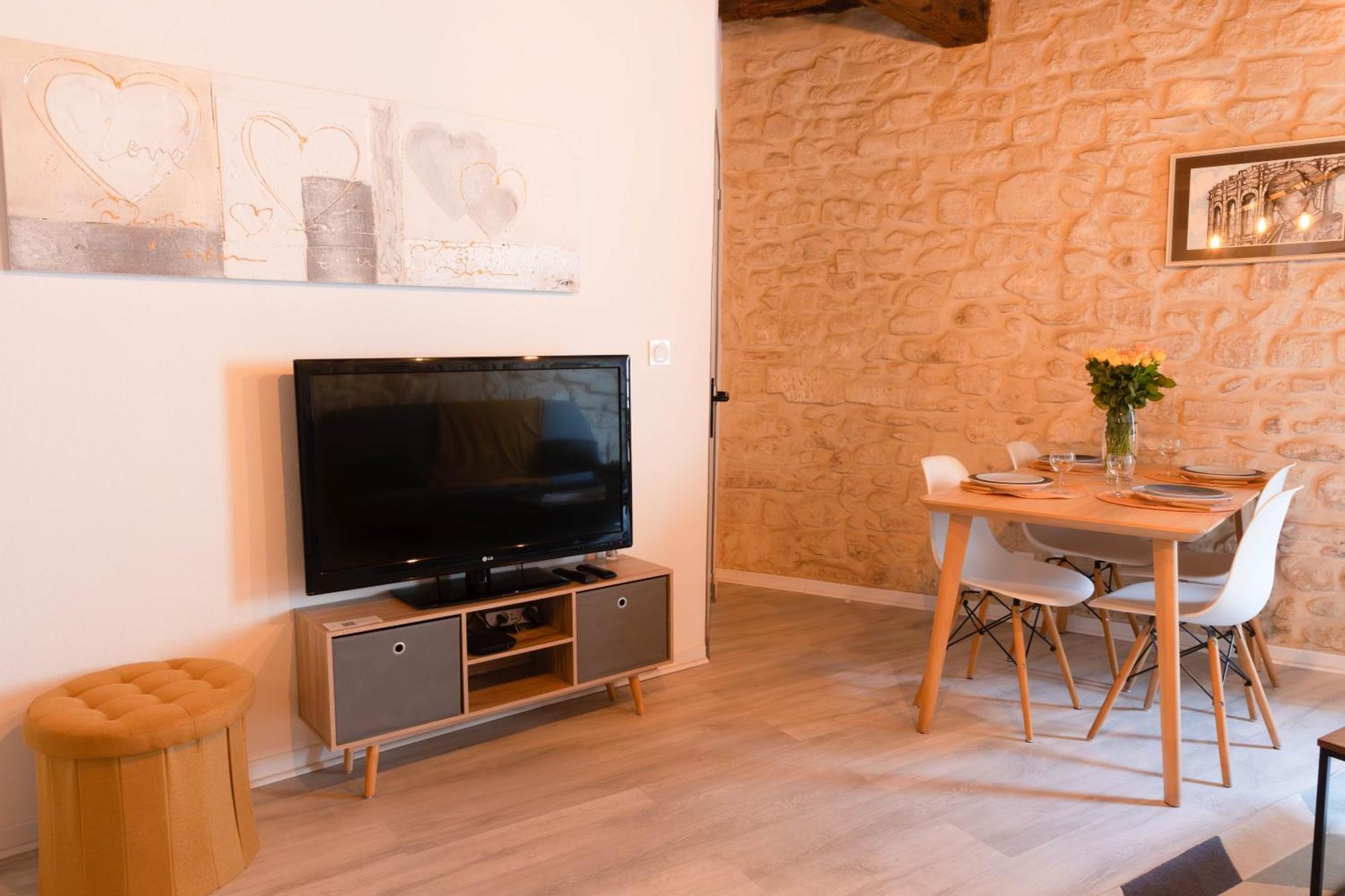 Immeuble 3 Apparts Centre Historique St Gilles Maisoncarreeconciergerie Saint-Gilles  Exteriör bild