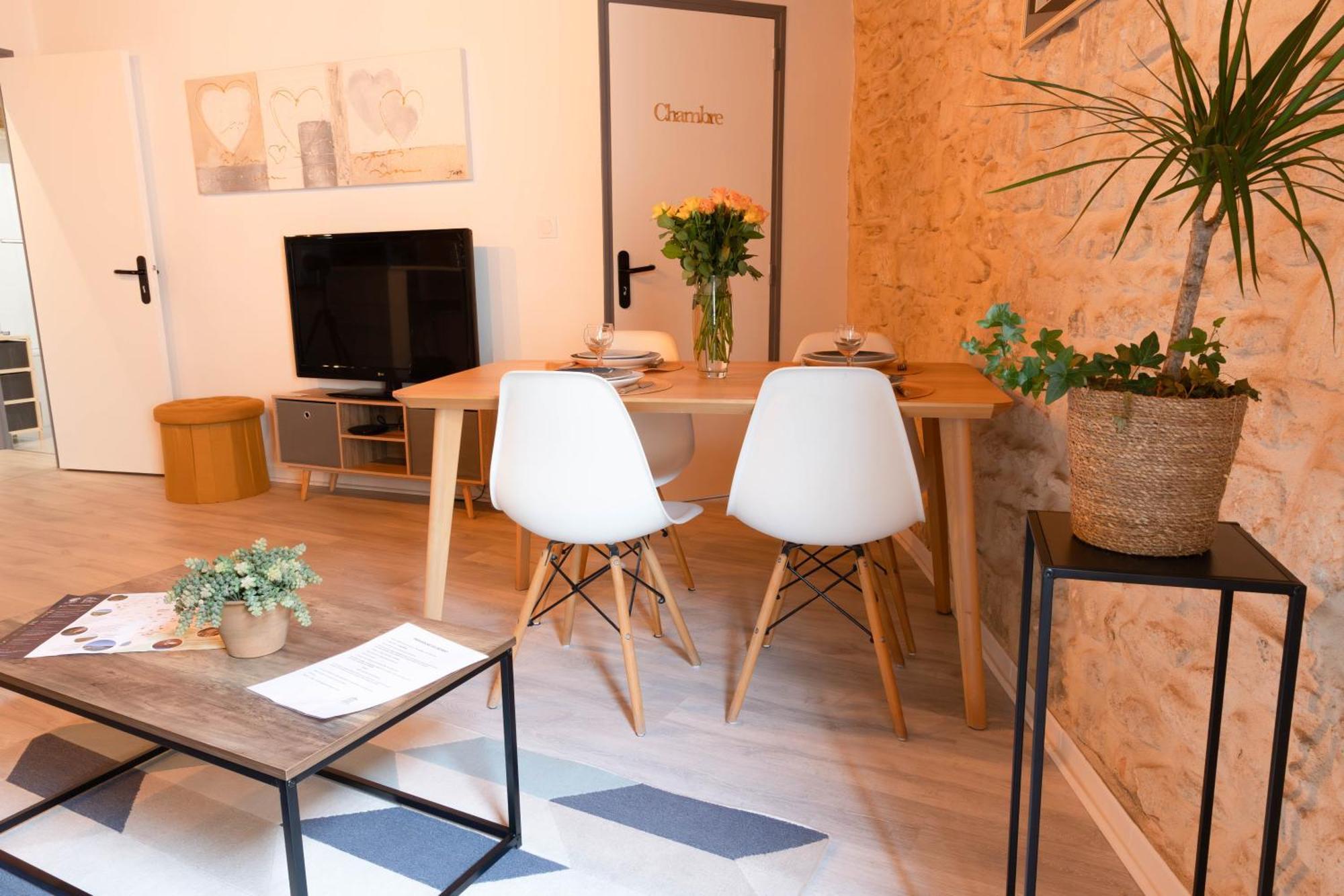 Immeuble 3 Apparts Centre Historique St Gilles Maisoncarreeconciergerie Saint-Gilles  Exteriör bild